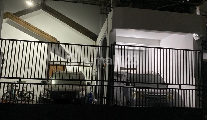 For Rent House Suitable for Office/Semi-Warehouse in East Klampis Semolo, Near Arif Rahman Hakim, Near Merr, Semolowaru, Nginden