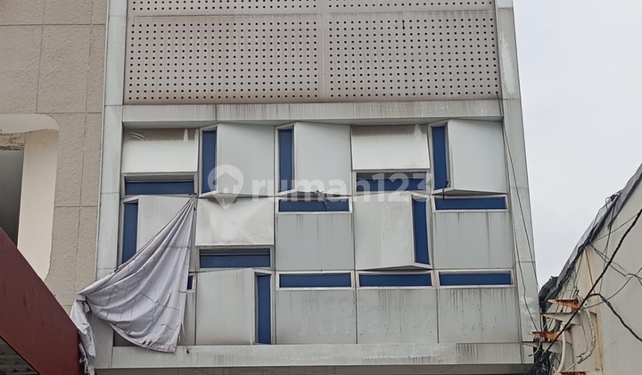 Ruko 3 Lantai Siap Pakai Lokasi Strategis di Jalan Utama Gajahmada