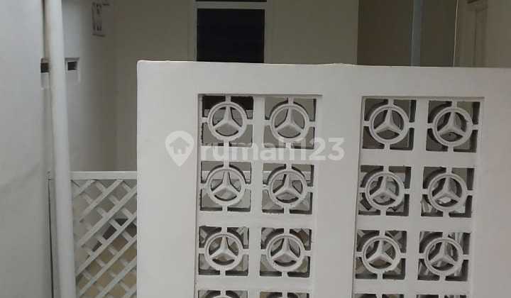 House near the SCBD Senopati office center in South Jakarta, suitable for boarding or employee lodging. 2