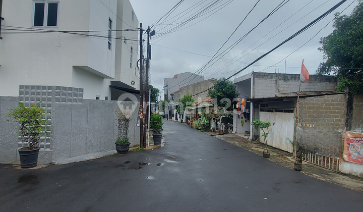 Rumah Baru Cantik Hook di Daerah Tebet Jakarta Selatan dengan Akses 2 Mobil 2