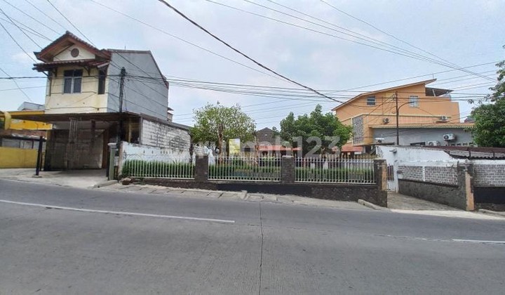 Rumah Pinggir Jalan Raya dengan Taman Luas di Condet Jakarta Timur