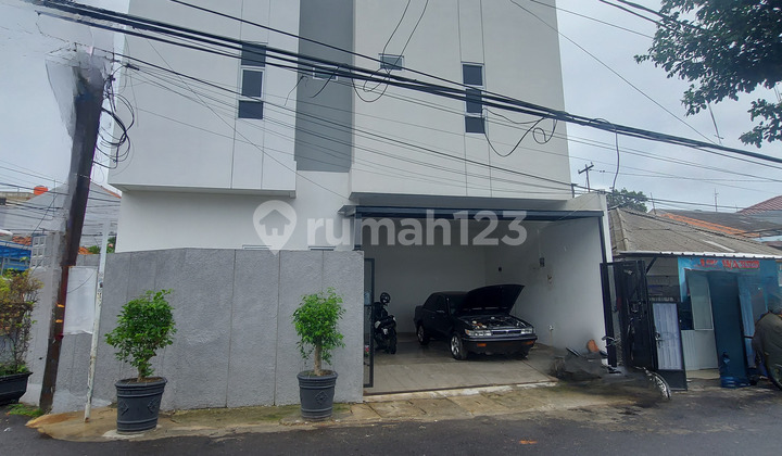 Rumah Baru Cantik Hook di Daerah Tebet Jakarta Selatan dengan Akses 2 Mobil