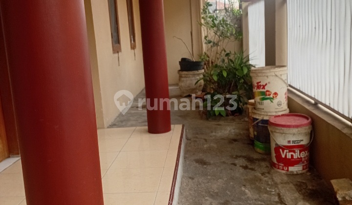 tampak depan rumah nego,dalam perumahan di jalan