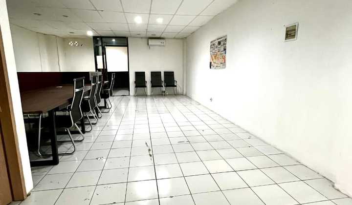 For Rent: Shop House in Gambir. Strategic Location. 2