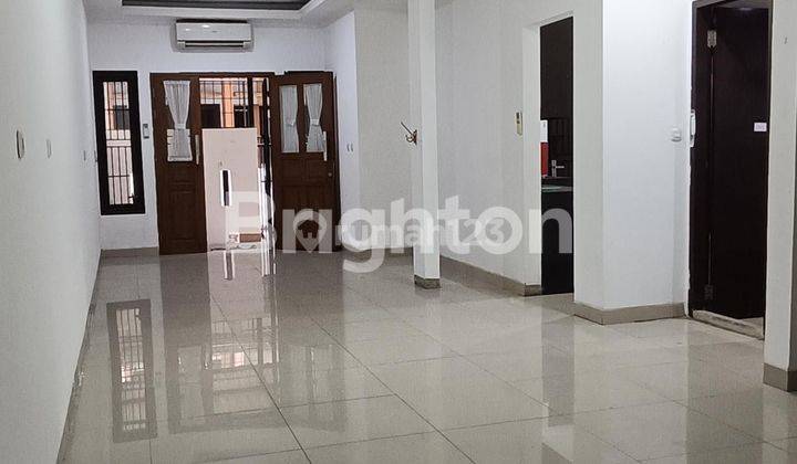 RUMAH  3 LT SANGAT TERAWAT SIAP HUNI GREENVILLE JAKBAR, AKSES JALAN SANGAT STRATEGIS  1