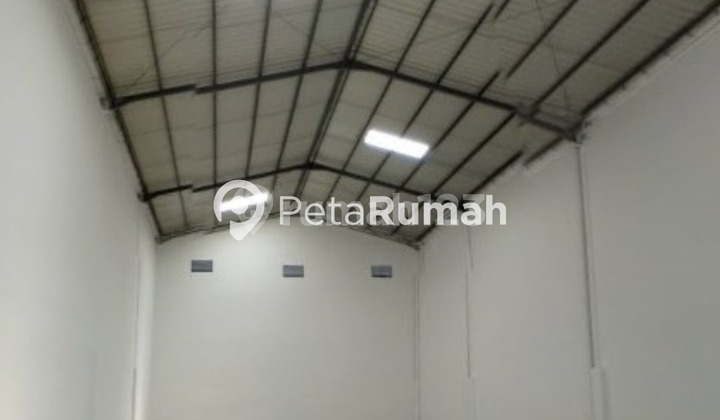 Warehouse for rent in Paragon Warehouse Complex.
