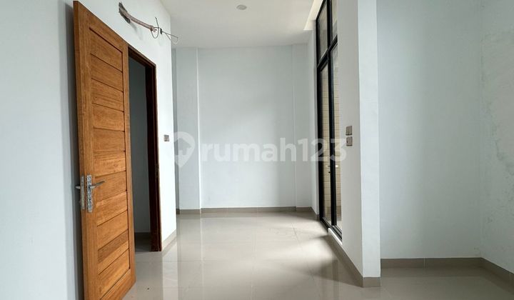 FOR SALE VILLA ON KARYA SETUJU STREET, GRIYA GARDEN COMPLEX