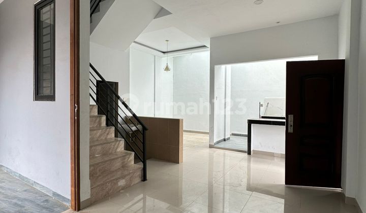 FOR SALE VILLA ON KARYA SETUJU STREET, GRIYA GARDEN COMPLEX