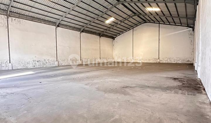 Gudang Rumah Potong Hewan Kompleks Pergudangan Unit Gandeng Mabar di Medan Deli