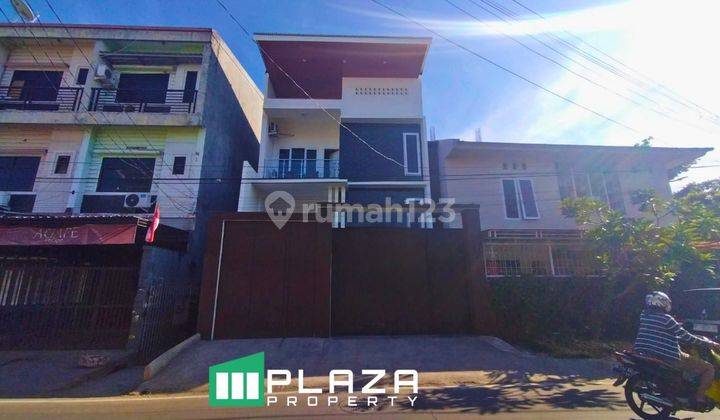 Dijual Rumah 3 Lantai Pinggir Jalan Raya  1