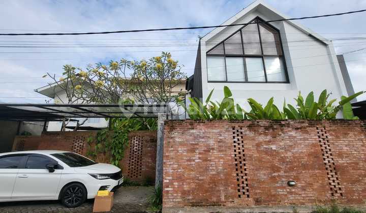 Disewakan Rumah Dengan High Ceiling Lokasi Premium Kerobokkan. 1