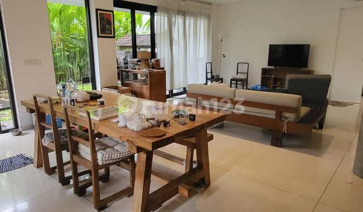 Disewakan Rumah Dengan High Ceiling Lokasi Premium Kerobokkan. 2