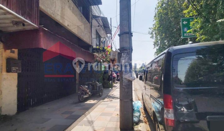 For Sale/Rent Shop House in a Complex of Shop Houses in a Busy Area Near Tugu Pahlawan, Pasar Turi, Pasar Turi Station. Includes a 1-Ton Cargo Lift, PBX Phone Line, Bookshelves, Director's Desk, Safe.