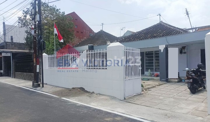 For Sale/Rent Ready-to-Lwell Home in a Strategic Central City Location Within a Safe & Comfortable Environment. Near Lavallete Hospital, Saiful Anwar Hospital, SMPN 5, Cor Jesu School, Train Station, Klojen Market.