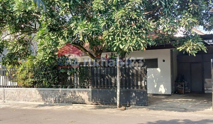 For Rent House In Buah-buahan Sukun. Fully Furnished. One Gate System. Quiet Neighborhood. Close to Mcp, Mog, Unmer, Culinary Spots on Jl. Mundu, Rkz & Soepraon Hospitals, Supermarket. Suitable for Residence or Office.