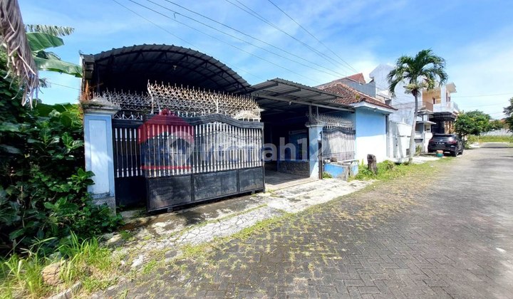 For Sale Office-Converted House, Near Malang District Prosecutor's Office, Arjosari Terminal, Persada Araya Hospital, Religious Court Office, and Immigration Office.