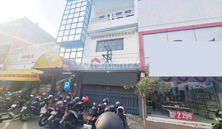 Ruko 3 Lantai Full Bangunan di Daerah Pasar Besar Ruko Sangat Luas, Cocok Untuk Usaha Toko Showroom Resto Berada di Pusat Kota Dekat Alun Alun Kota Malang, Kayu Tangan