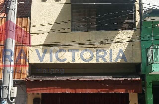 For Sale/Rent Shop House in a Complex of Shop Houses in a Busy Area Near Tugu Pahlawan, Pasar Turi, Pasar Turi Station. Includes a 1-Ton Cargo Lift, PBX Phone Line, Bookshelves, Director's Desk, Safe.