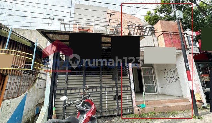 For Sale: Shophouse Located on Main Road, Wide Road Access, Bustling Neighborhood, Blimbing Area.