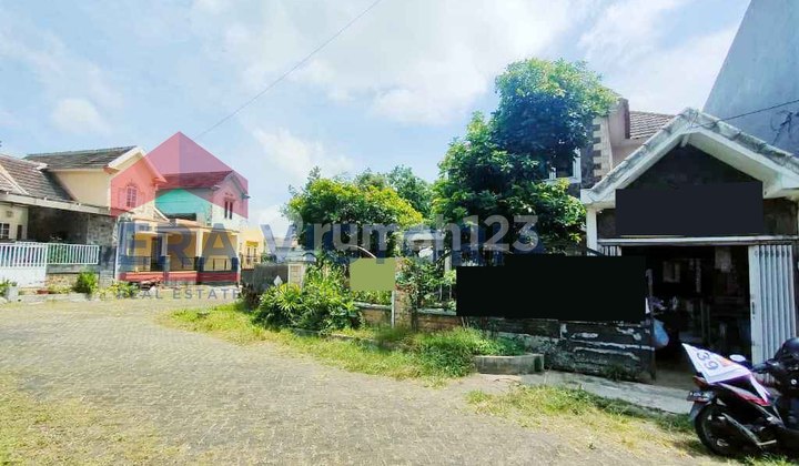 House for Sale in a Housing Complex. Close to The Oz, Ma Chung Campus, Unmer, Elpico Mall. Cool and Quiet Environment. Features 1 Prayer Room, 2 Living Rooms, 2 Dining Rooms. 2