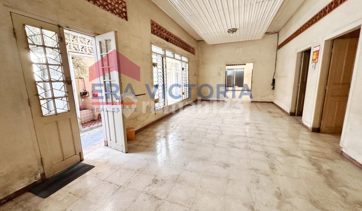 For Sale House in Gunung-gunung Klojen, Busy Area. Close to Kawi Culinary, MOG, Banking, Schools, Polsek, Hermina Hospital. Suitable for Clinic, Boarding House, Playgroup, Guest House. 2