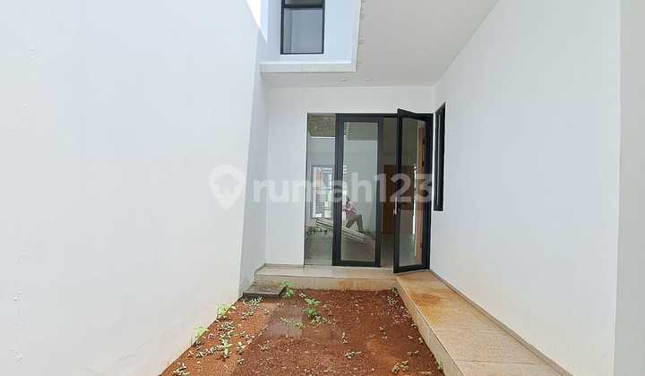 New House Eligible for KPR Located in Megapolitan Cinere Near Toll Road 2