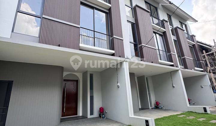 Rumah Modern Minimalis Strategis Di Lebak Bulus, Jaksel