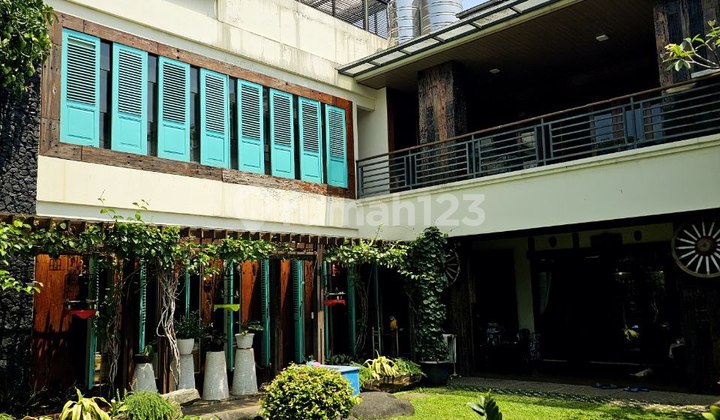 Rumah Tropis Luas 936 Taman Luas Di Jalan Benda Jagakars, Jaksel