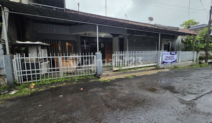A House with a Very Strategic Location in the Center of Bandung City, with a Quiet Neighborhood Atmosphere, Very Suitable for Use as a Residence or Boarding House. 2
