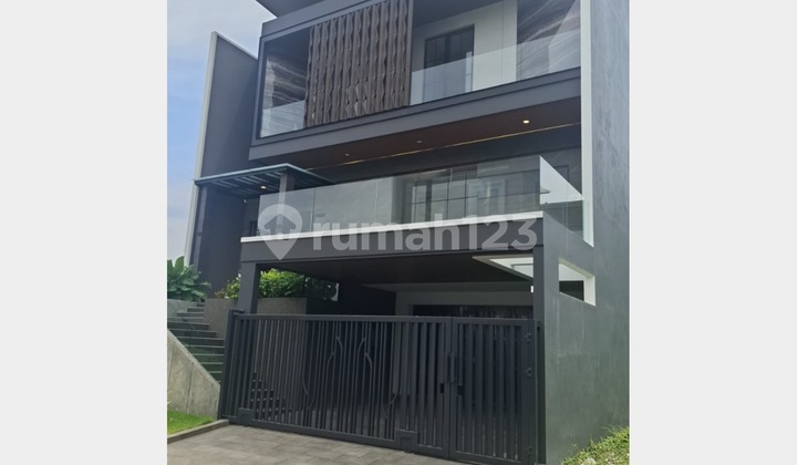 Rumah Citraland Utama Bangunan 3,5 Lantai Modern Minimalis