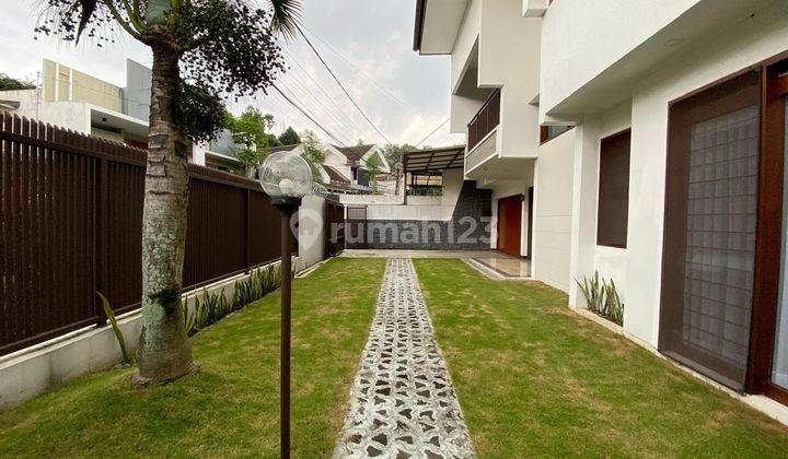 Disewakan Rumah Mewah Modren Glass Furnished Taman Yang Nyaman 1