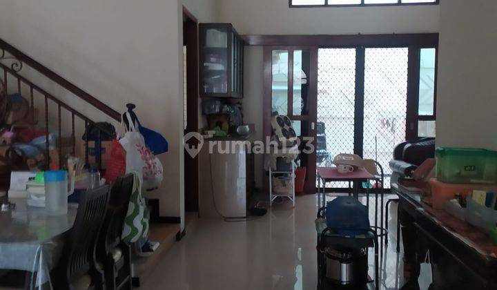 ruang keluarga jual cepat rumah 2 lantai