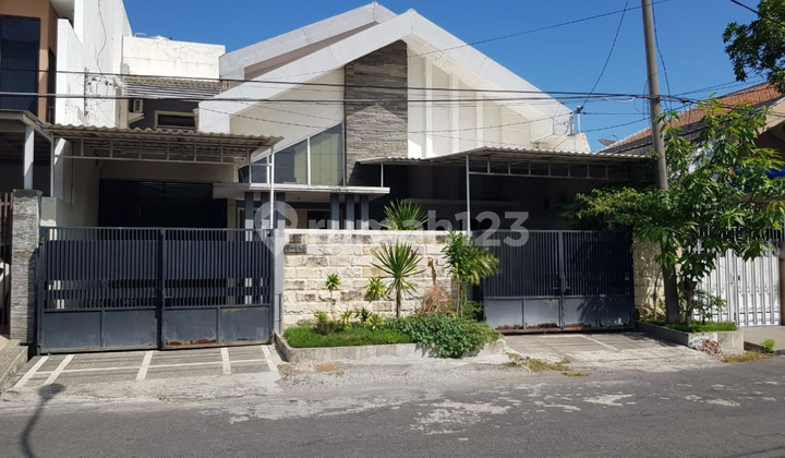 Jual Rumah dengan kolam renang di Kertajaya Indah