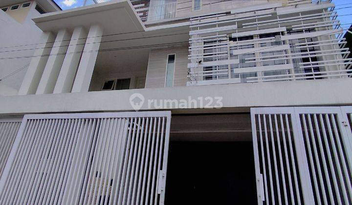 Rumah Villa 3 Lantai Include Private Pool Strategis di Kota Batu | U-1-009 1