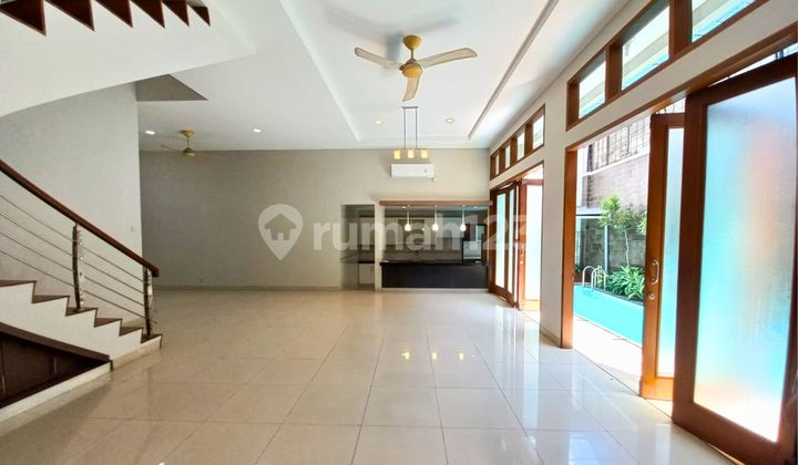 Rumah Minimalis Modern dengan Swimming Pool di Dekat Senopati Rumah Minimalis Modern dengan Swimming Pool di Dekat Senopati