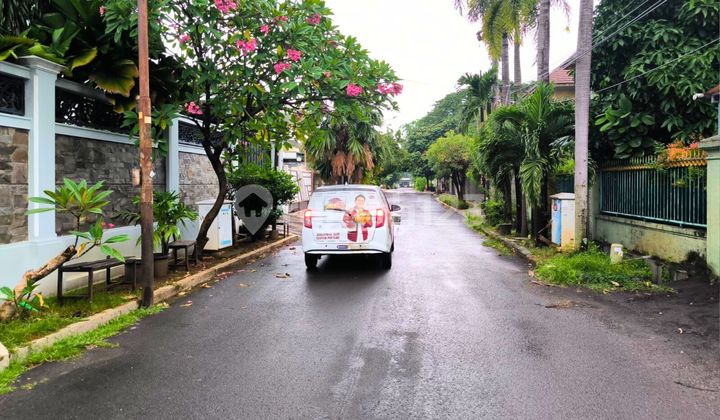 Rumah Tua di Jalan yang Tenang dan Nyaman di Lokasi Elite Permata Hijau