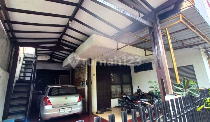 Rumah Lama Di Rawamangun, Lingkungan Sangat Nyaman depan Taman