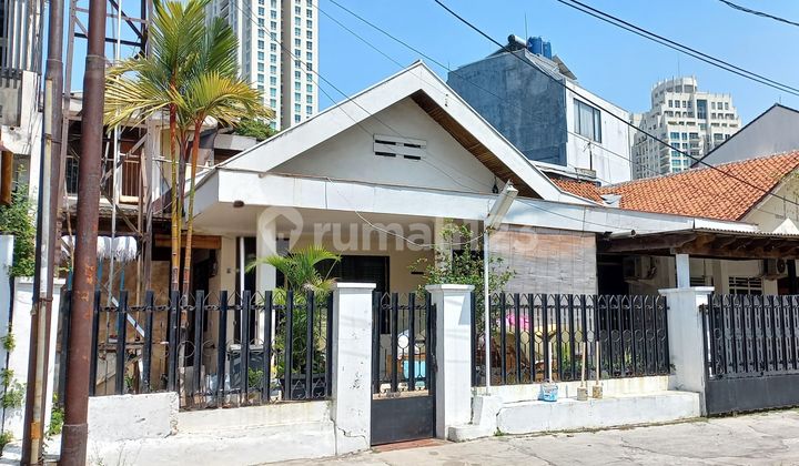 Jual Rumah Lama di Area Elite Kebayoran Baru Dekat Pakubuwono, Lingkungan Nyaman