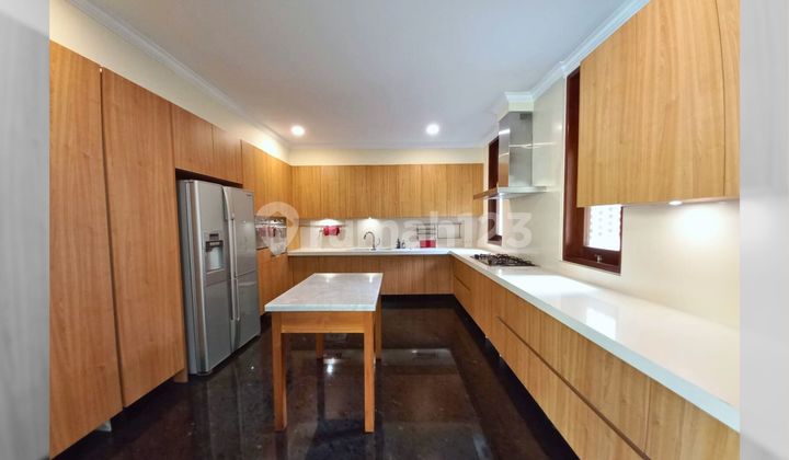 Rumah Mewah, Lingkungan Tenang dan Asri di Menteng