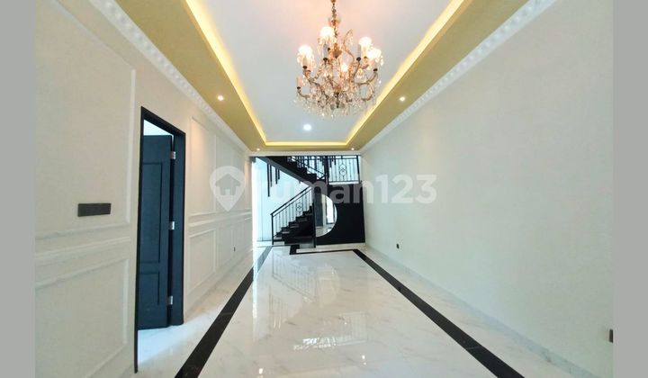 Newly Renovated American Classic Style Lokasi Strategis di Dekat Kuningan Menteng 2