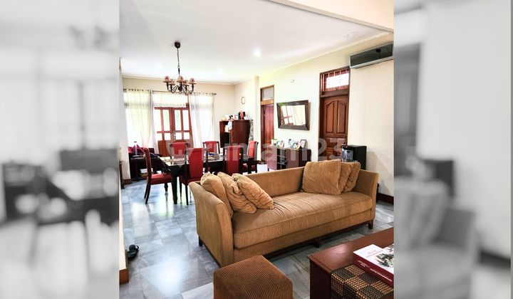 Huk House in the Elite Area of Kebayoran Baru near Kertanegara