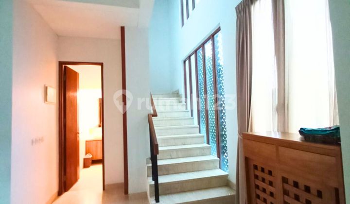 Rumah Cantik dengan Swimming Pool di Patra Kuningan 2