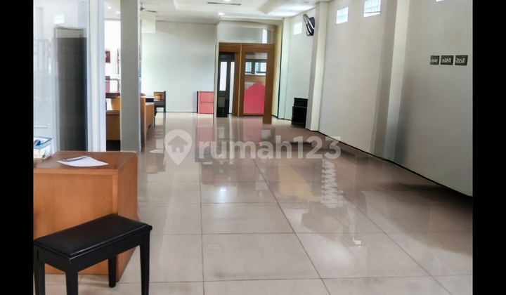 Rent a Ready-to-Use Attached Shophouse Suitable for Warehouse Business 2