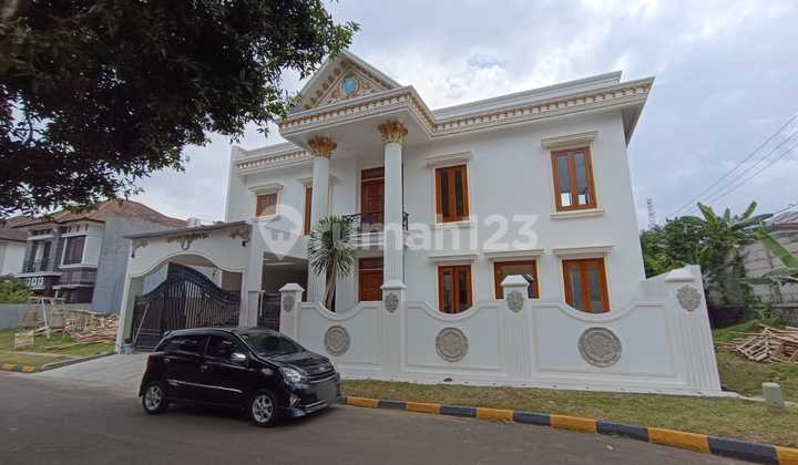 Rumah Besar Dan Mewah Kolam Renang Di Cluster Puspita Loka