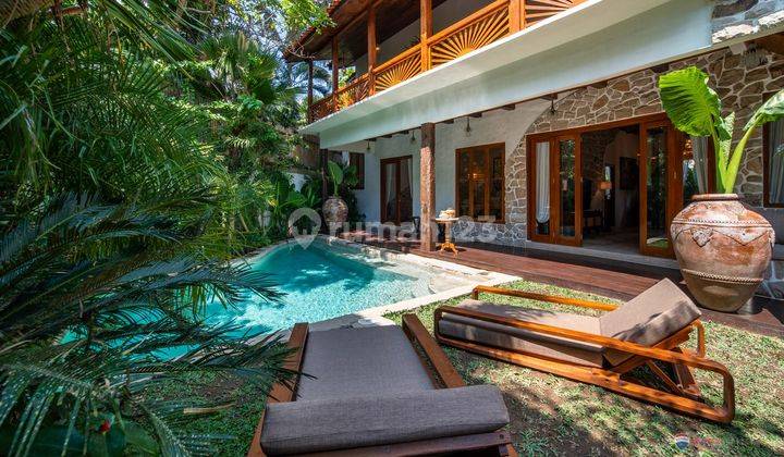 Luxurious Wooden Villa With Warm Ambience For Sale In Tumbak Bayuh 1