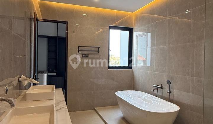 Rumah, 2 Lantai, Dekat Pusat Perbelanjaan, Siap Huni Simpruk Lippo Cikarang 2