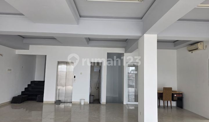 4.5-Story Building, Strategic Corner Position, Elevator Included in Bintaro.