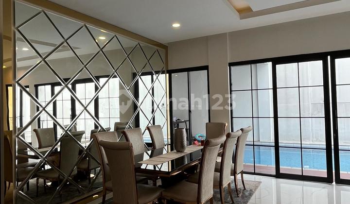 Dijual Rumah Classic Modern Depan Taman dengan Privat Pool Lokasi Terdepan di Sentul City