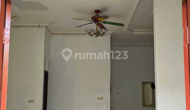 Rumah Hook di Dalam Komplek di Jatikramat Ada Halaman Depan dan Belakang, Sirkulasi Udara Baik S244