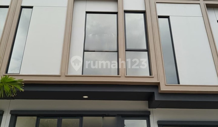 Disewakan Ruko Gandeng 3 Lantai dengan Akses Sendiri, Cocok untuk Berbagai Jenis Usaha